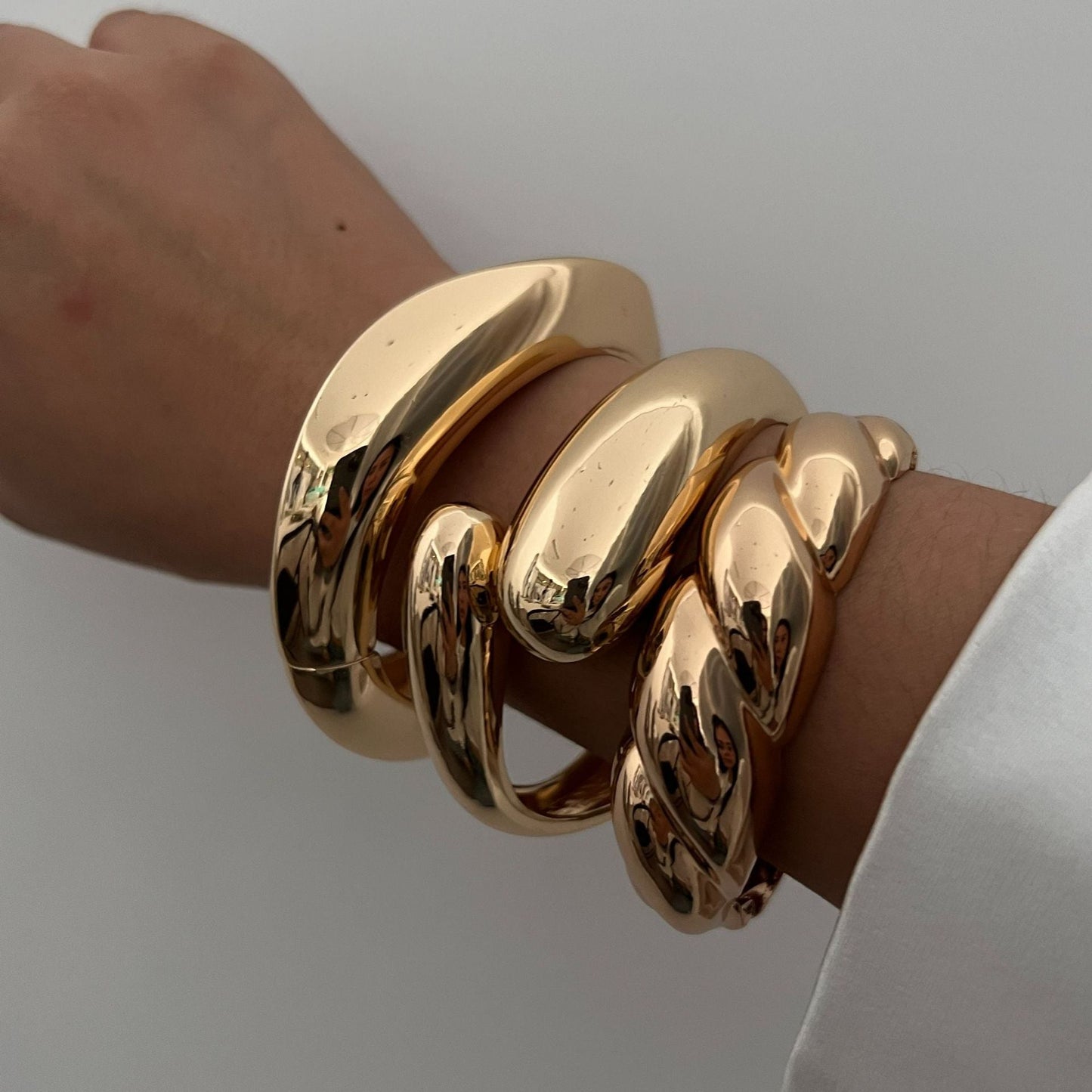 Fashion Trend Metal Glossy Surface Water Drop Hug Bracelet Treyfe