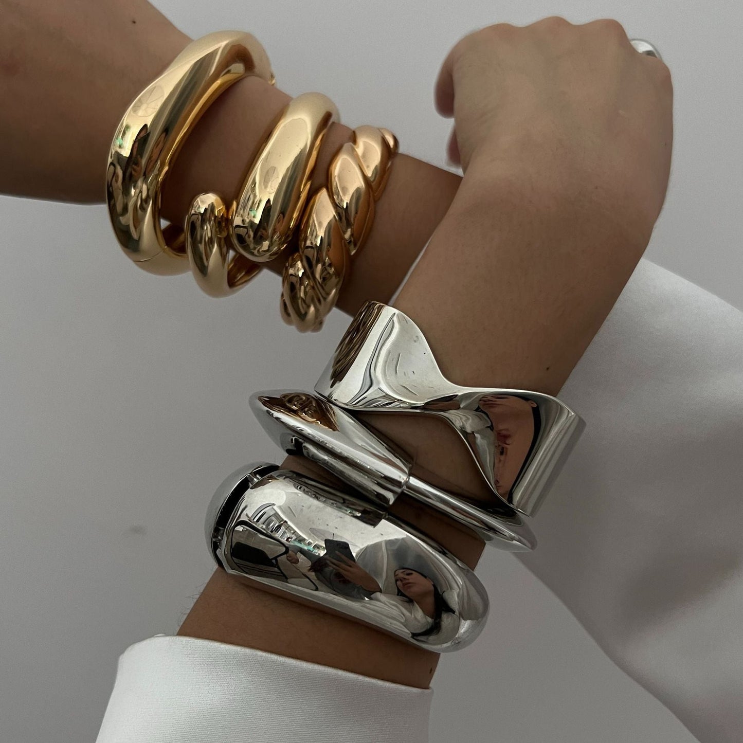 Fashion Trend Metal Glossy Surface Water Drop Hug Bracelet Treyfe